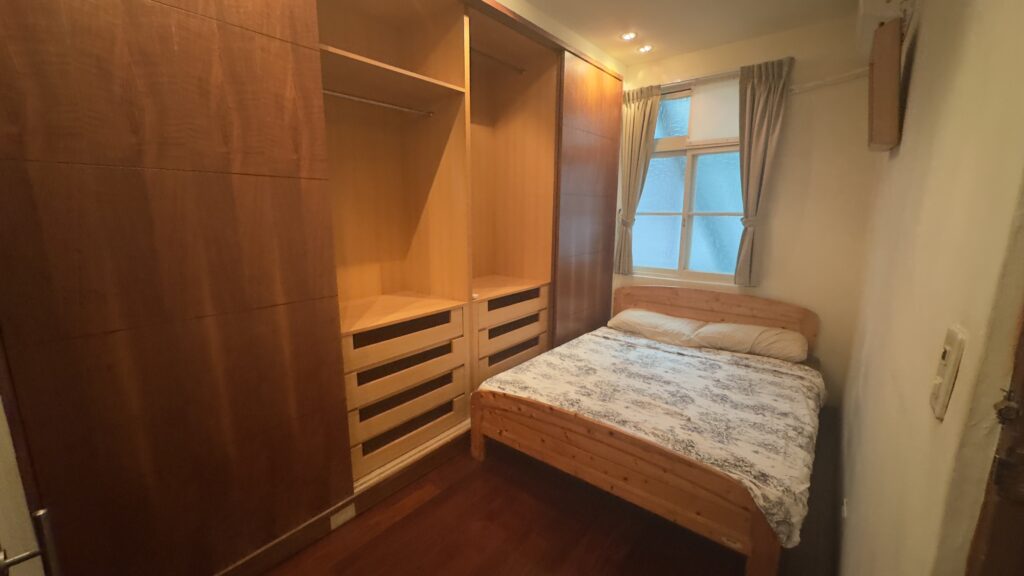 Pop-rooms: Room with Private Office in Shared Apartment 101 Rooftop View [101B] 1